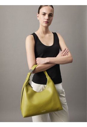 Bolso Verde Hobo Con Mini Logo Grabado Calvin Klein