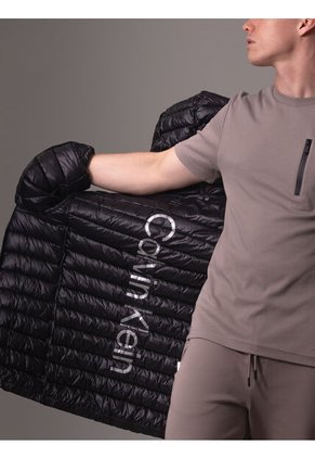 Chaqueta Negra Acolchada Con Capota Calvin Klein