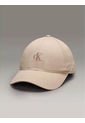 Gorra Beige Con Monograma Bordado Calvin Klein de Calvin Klein