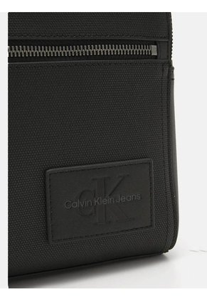 Bolso Negro Cuadrado Coated Calvin Klein