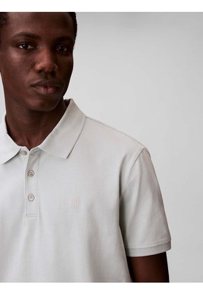 Polo Gris Clásico Con Monograma Bordado Calvin Klein