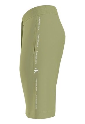 Bermuda Verde Con Cinta Distintiva En Los Laterales Calvin Klein