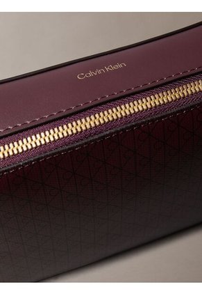 Bolso Café Cruzado Con Logo Monograma En Todo El Artículo Calvin Klein