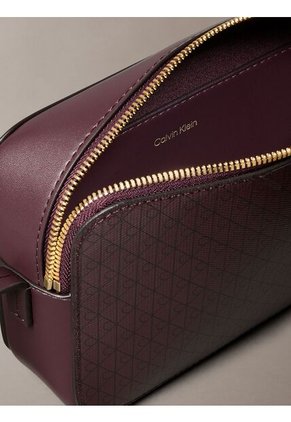 Bolso Café Cruzado Con Logo Monograma En Todo El Artículo Calvin Klein
