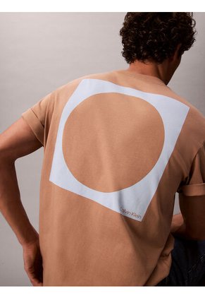 Camiseta Beige Con Logo Estampado En Alineado Derecho Calvin Klein