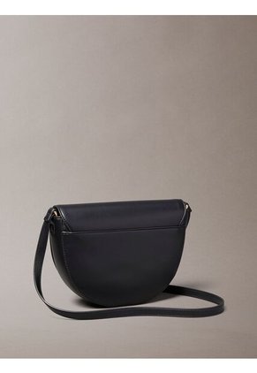 Bolso Negro Saddle Con Monograma Grabado Calvin Klein