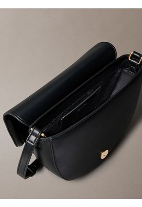 Bolso Negro Saddle Con Monograma Grabado Calvin Klein
