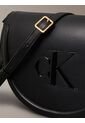 Bolso Negro Saddle Con Monograma Grabado Calvin Klein de Calvin Klein