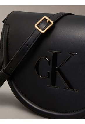 Bolso Negro Saddle Con Monograma Grabado Calvin Klein