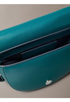 Bolso Azul Saddle Con Monograma Grabado Calvin Klein