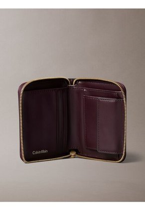 Billetera Café Cuadrada Con Cremallera Y Monograma Calvin Klein