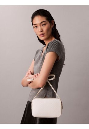 Bolso Blanco Cruzado Con Logo Monograma En Todo El Artículo Calvin Klein