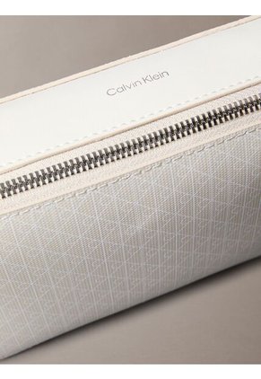 Bolso Blanco Cruzado Con Logo Monograma En Todo El Artículo Calvin Klein