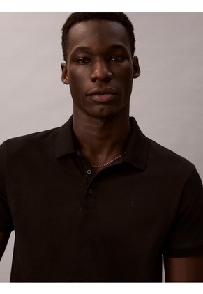 Polo Negro Clásico Con Monograma Bordado Calvin Klein