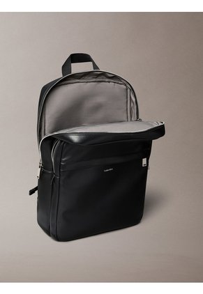 Morral Negro Cuadrado Slim Micro Pebble Calvin Klein