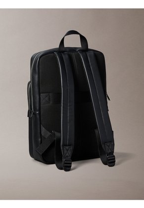 Morral Negro Cuadrado Slim Micro Pebble Calvin Klein