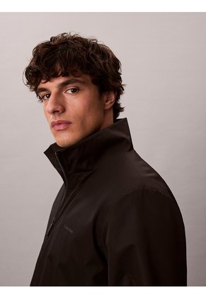 Rompe Negro Viento Con Cuello Alto Calvin Klein