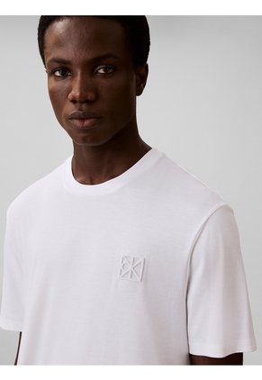 Camiseta Blanca Con Emblema En Relieve Calvin Klein