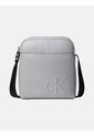 Bolso Gris Reporter Con Logo Monograma Grabado Calvin Klein de Calvin Klein