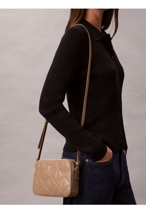 Bolso Beige De Cámara Acolchado Calvin Klein
