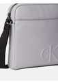 Bolso Gris Reporter Con Logo Monograma Grabado Calvin Klein de Calvin Klein