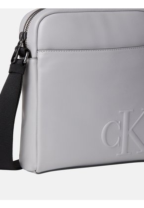Bolso Gris Reporter Con Logo Monograma Grabado Calvin Klein
