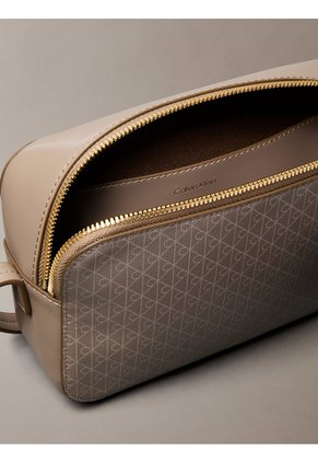 Bolso Beige Cruzado Con Logo Monograma En Todo El Artículo Calvin Klein