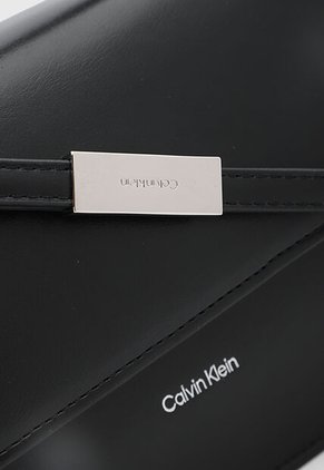 Bolso Calvin Klein Linn Negro