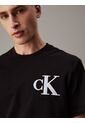 Camiseta Negra Varsity Con Monograma De Parche Calvin Klein de Calvin Klein