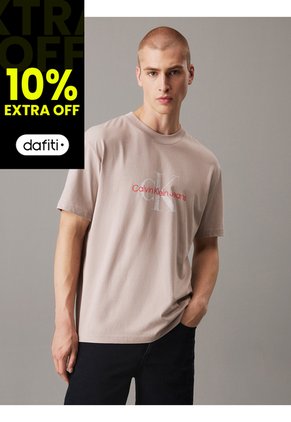 Camiseta Beige Con Monograma Calvin Klein