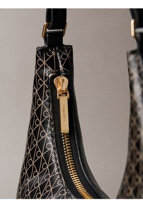 Bolso Negro De Hombro Con Logo Monograma En Todo El Artículo Calvin Klein