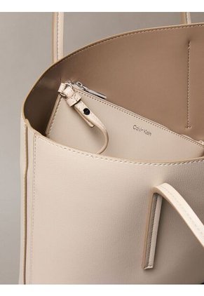 Bolso Beige Tote Pequeño Con Logo En Lámina Metálica Calvin Klein