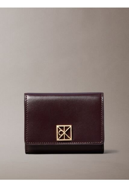 Billetera Marrón De Plegado Triple De Cuero Con Logo Monograma Emblemático Calvin Klein