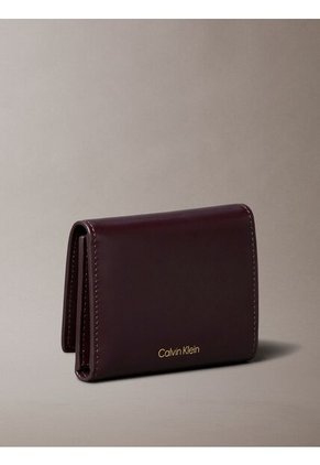 Billetera Marrón De Plegado Triple De Cuero Con Logo Monograma Emblemático Calvin Klein