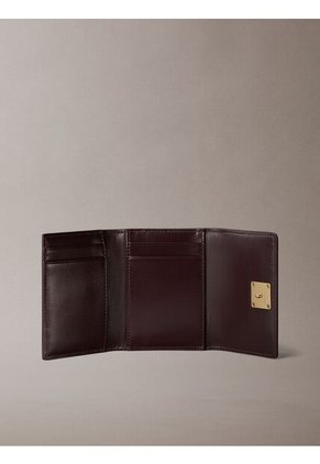 Billetera Marrón De Plegado Triple De Cuero Con Logo Monograma Emblemático Calvin Klein