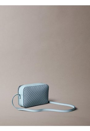 Bolso Azul Cruzado Con Logo Monograma En Todo El Artículo Calvin Klein