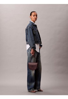 Bolso Marrón Saddle Con Monograma Grabado Calvin Klein