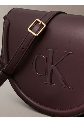 Bolso Marrón Saddle Con Monograma Grabado Calvin Klein