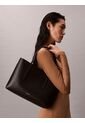 Bolso Negro Tote Pequeño Con Logo En Lámina Metálica Calvin Klein de Calvin Klein
