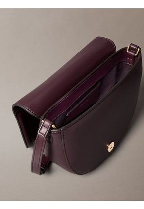 Bolso Marrón Saddle Con Monograma Grabado Calvin Klein