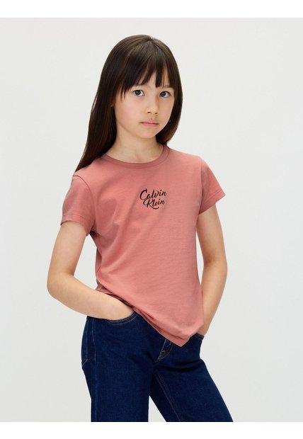 Camiseta Rosada Para Niña De Manga Corta Con Logo Cursivo Calvin Klein