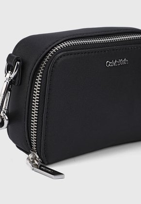 Bolso Manos Libres Negro Calvin Klein