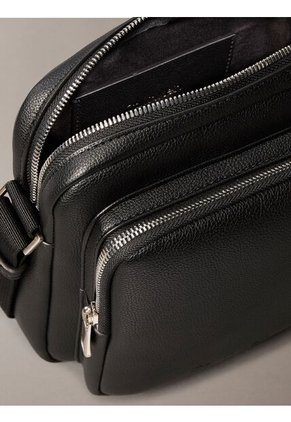 Bolso Negro De Reportero Micro Pebble Calvin Klein