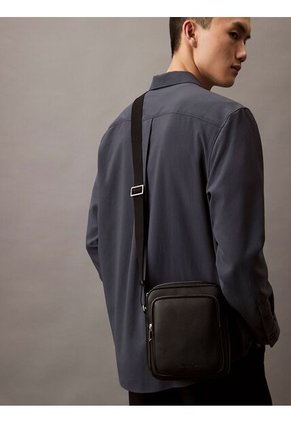 Bolso Negro De Reportero Micro Pebble Calvin Klein