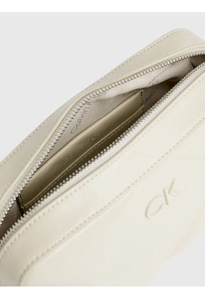 Bandolera Beige Acolchada Con Solapa Calvin Klein