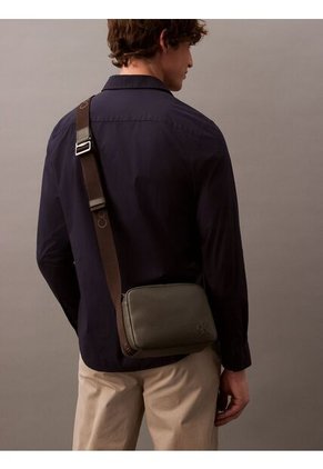 Bolso Gris Cargo Camera Calvin Klein