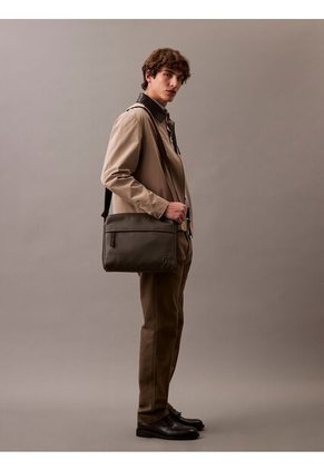 Bolso Gris Cargo Flight Calvin Klein