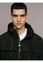 Rompe Negro Viento Ligero Con Capota Calvin Klein de Calvin Klein