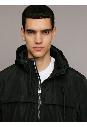 Rompe Negro Viento Ligero Con Capota Calvin Klein