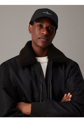 Gorra Negra De Sarga Con Cálida Felpa Calvin Klein